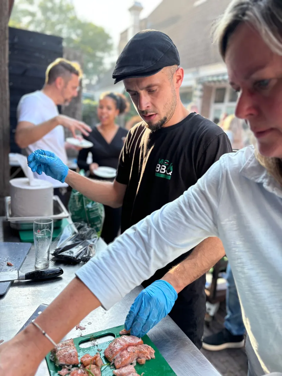 Mitch legt een bereiding uit terwijl deelnemers zelf aan het werk gaan